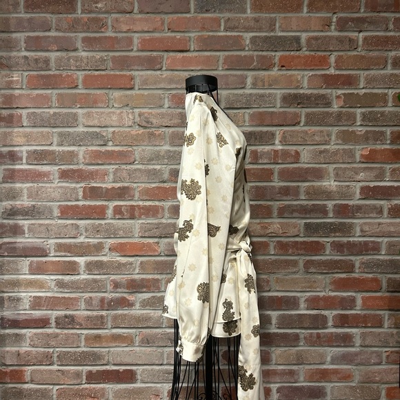 Vince Camuto New With Tags, Wrap Blouse, Size Large, Cream with Paisley Print - Picture 3 of 7